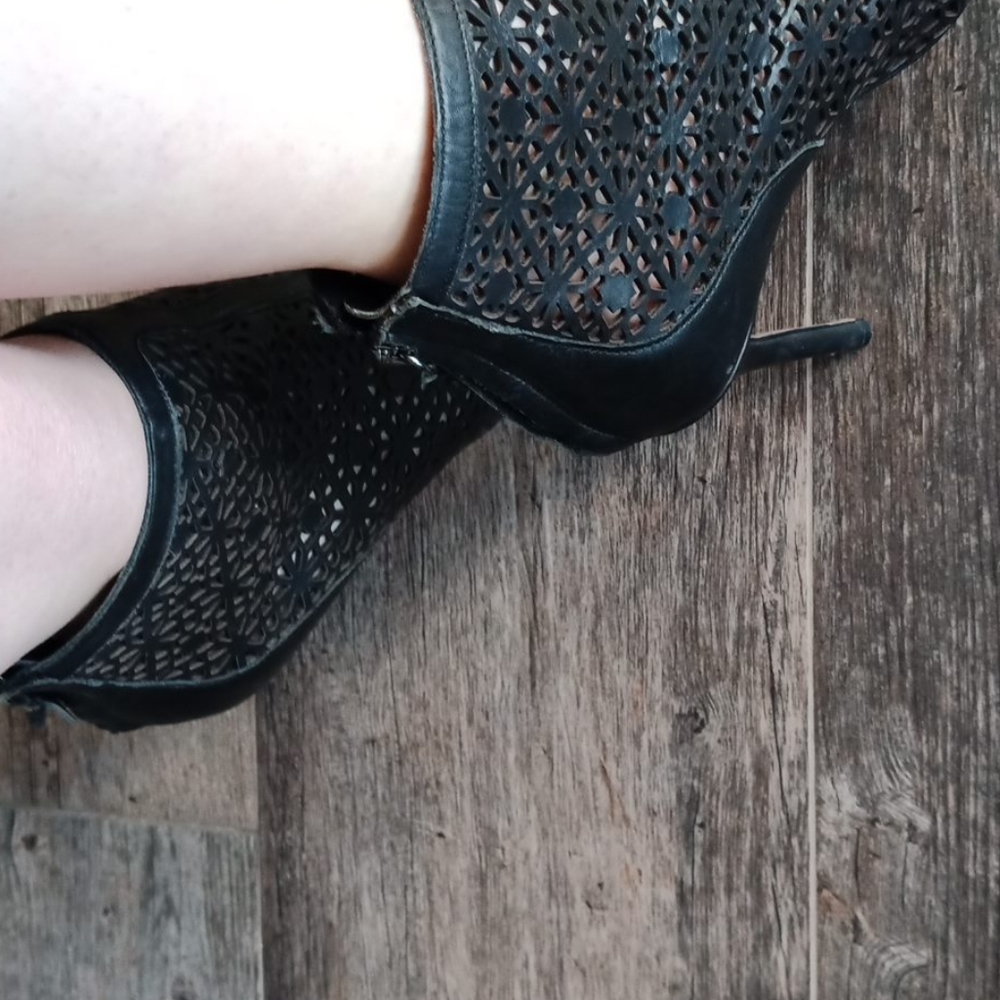 Badgley Mischka ankle heels - Picture 3 of 8